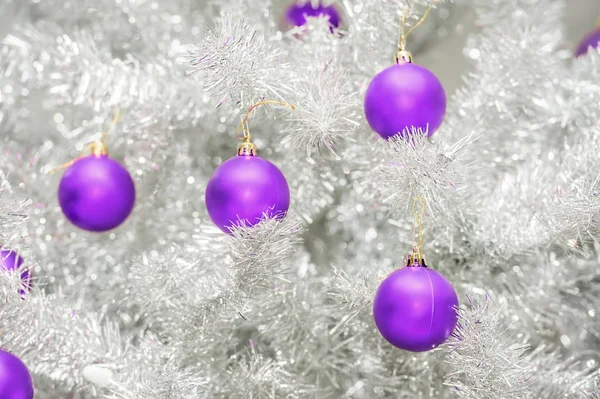 Rote Kugeln auf silbernem künstlichen Weihnachtsbaum — Stockfoto