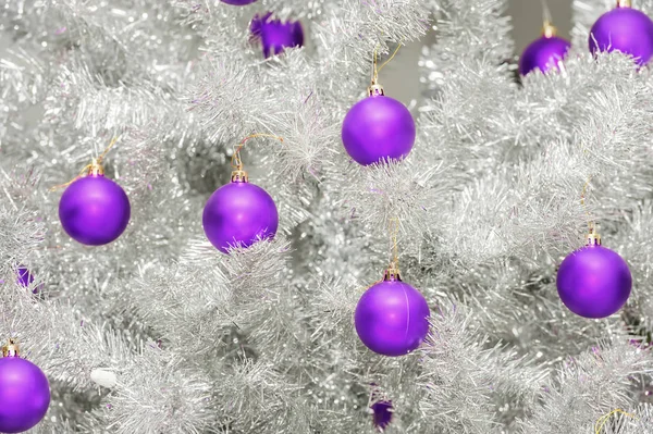 Rote Kugeln auf silbernem künstlichen Weihnachtsbaum — Stockfoto