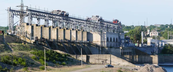 Waterkrachtcentrale in rivier Dnjester, Moldavië. — Stockfoto