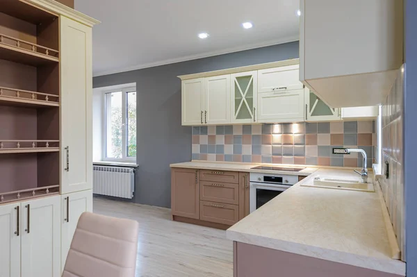 Luxusní moderní provence stylové šedé, růžové a smetanové kuchyně interiér — Stock fotografie
