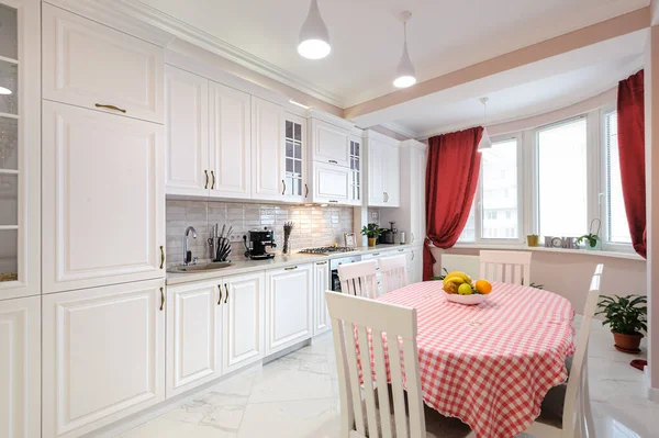 Luxe moderne cuisine blanche intérieur — Photo