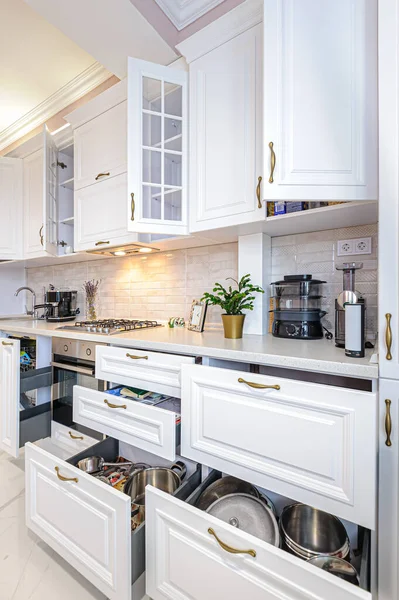 Intérieur moderne de cuisine blanche de luxe avec portes ouvertes et tiroirs — Photo