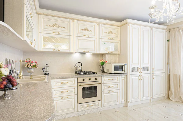Beige modern mewah dan krim interior dapur berwarna — Stok Foto