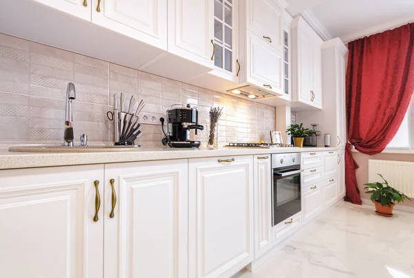 Роскошный современный белый интерьер кухни — стоковое фото