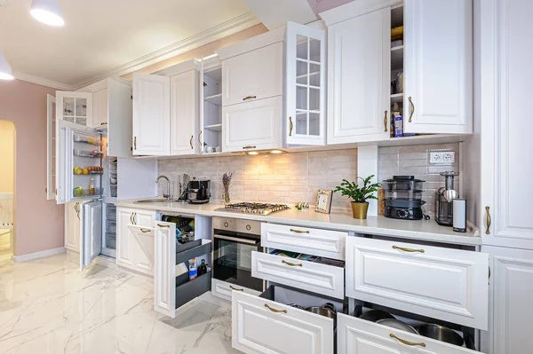 Interior moderno de la cocina blanca con puertas abiertas y cajones — Foto de Stock