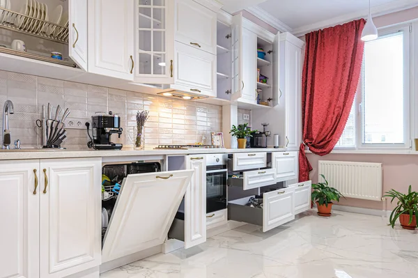 Intérieur moderne de cuisine blanche de luxe avec portes ouvertes et tiroirs — Photo