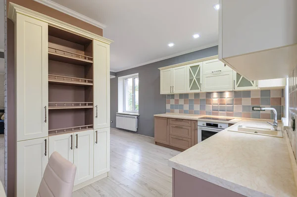 Luxus moderne Provence-Stil grau, rosa und creme Küche Interieur — Stockfoto