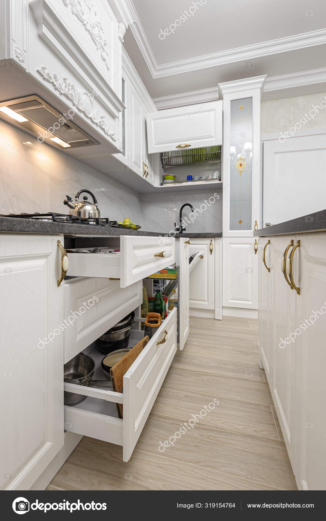 Weiße moderne Luxusküche mit Insel — Stockfoto © starush #319154764