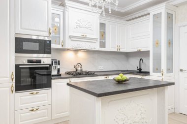 Adalı beyaz lüks modern mutfak