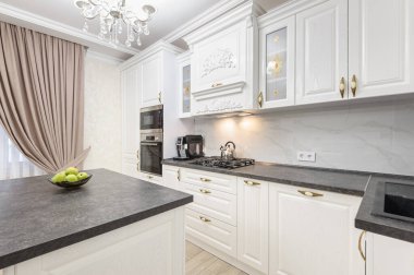 Adalı beyaz lüks modern mutfak