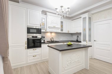 Adalı beyaz lüks modern mutfak