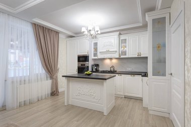 Adalı beyaz lüks modern mutfak