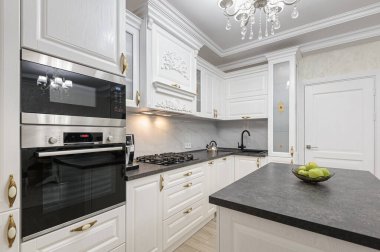 Adalı beyaz lüks modern mutfak