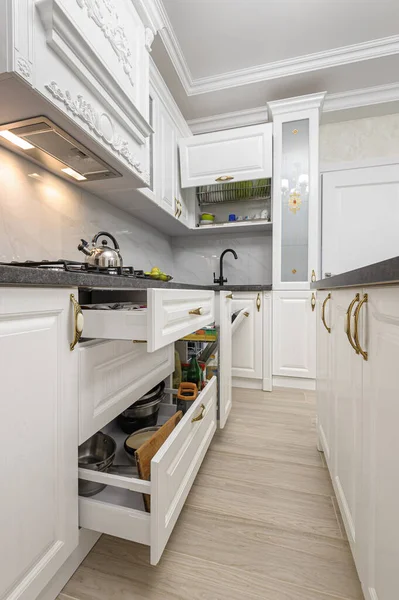 Branco luxo cozinha moderna com ilha — Fotografia de Stock