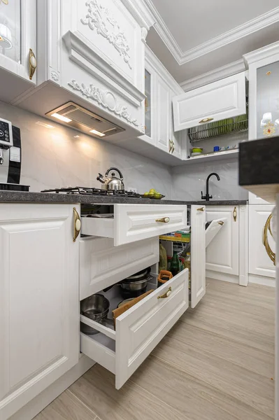 Witte luxe moderne keuken met eiland — Stockfoto