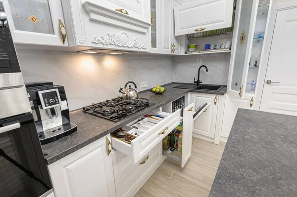 Branco luxo cozinha moderna com ilha — Fotografia de Stock