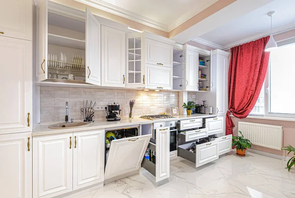 Intérieur moderne de cuisine blanche de luxe avec portes ouvertes et tiroirs — Photo