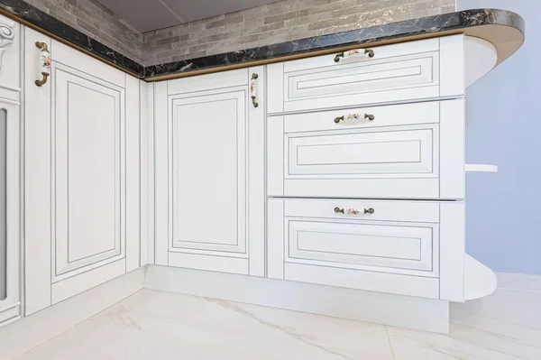 Gros plan de meubles de cuisine blancs de luxe — Photo