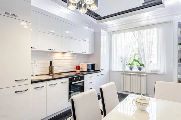 Luxusní moderní černobílá kuchyně interiér — Stock fotografie