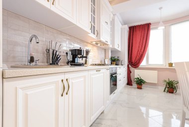 Lüks modern beyaz mutfak.