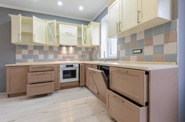 Lüks modern kaynak, gri, pembe ve krem mutfak iç mimarisi.