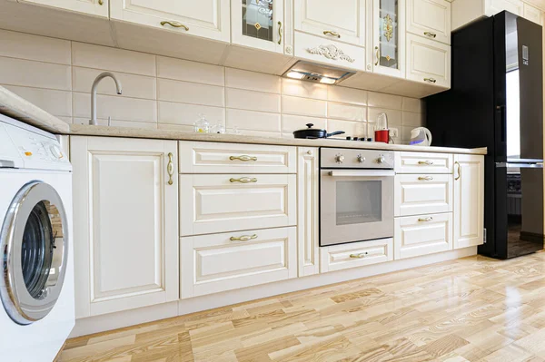 Lujo moderno beige y blanco interior de la cocina — Foto de Stock