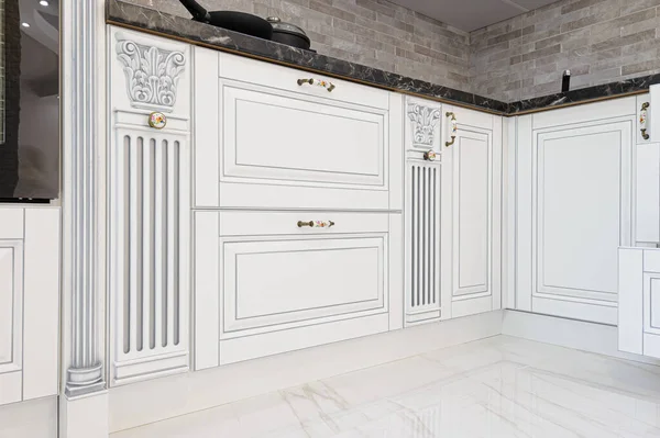 Крупный план роскошной мебели на белой кухне — стоковое фото