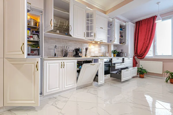 Intérieur moderne de cuisine blanche de luxe avec portes ouvertes et tiroirs — Photo