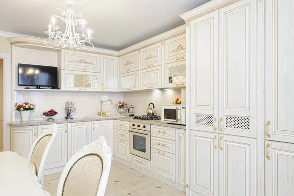 Luxe moderne beige en crèmekleurige keuken interieur — Stockfoto