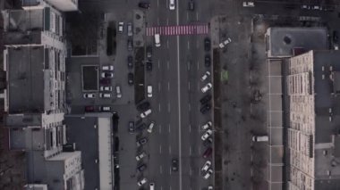 Yoğun şehir trafiğinin yukarıdan aşağı manzarası, gece geç saatlerde havada insansız hava aracı uçuşu.