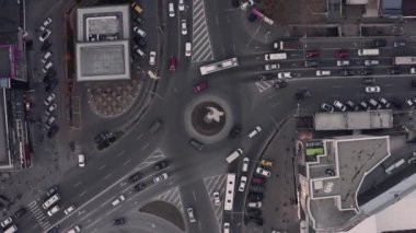 Yuvarlak kavşağın yukarıdan aşağı manzarası, gece geç saatlerde tepemizde insansız hava aracı uçuşu.