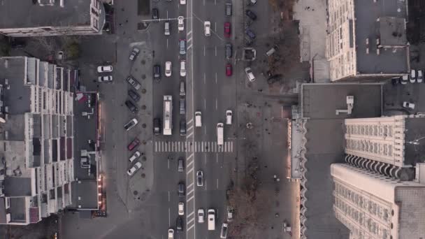 Late evening overhead aerial drone flight top down view of busy city rush hour heavy traffic — Stock Video