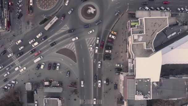 Top down view of roundabout, late evening overhead aerial drone flight — Stock Video