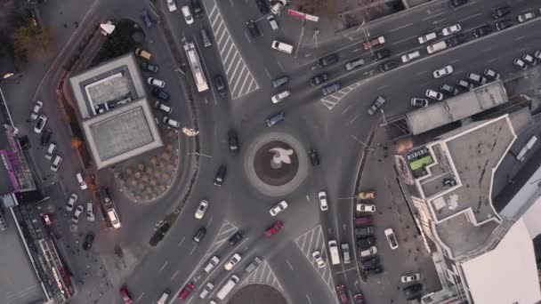Top down view of roundabout, late evening overhead aerial drone flight — Stock Video