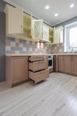 Lüks modern kaynak, gri, pembe ve krem mutfak iç mimarisi.