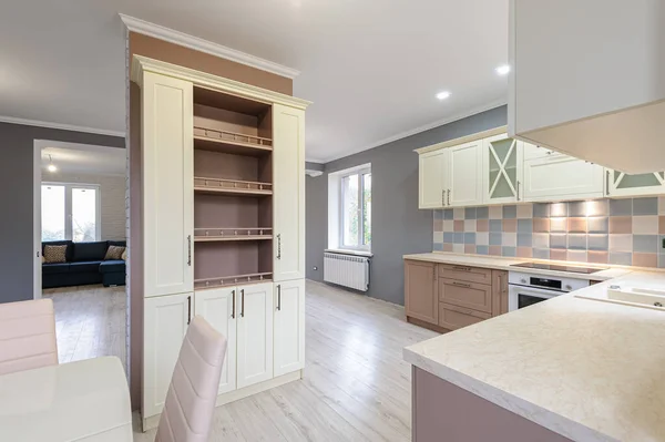 Современный роскошный прованс в стиле серый, розовый и кремовый кухонный интерьер — стоковое фото