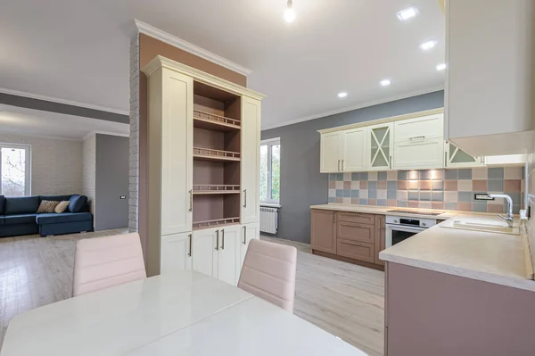 Luxe moderne provence stijl grijs, roze en crème keuken interieur — Stockfoto