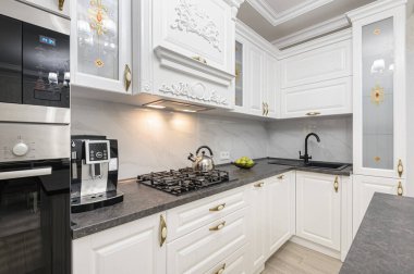 Adalı beyaz lüks modern mutfak