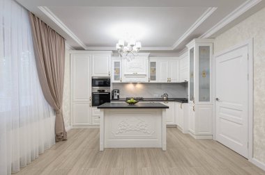 Adalı beyaz lüks modern mutfak