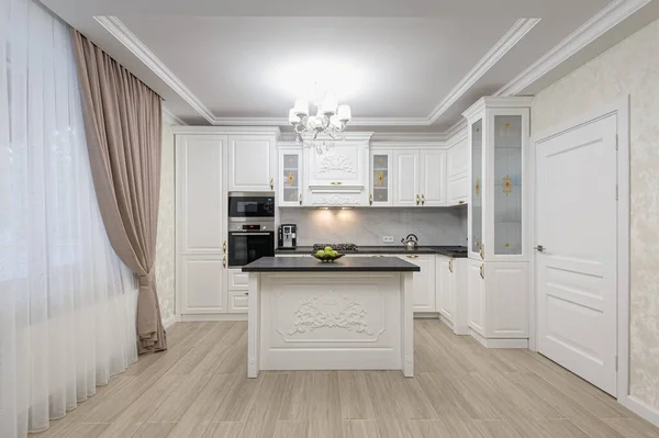 Adalı beyaz lüks modern mutfak — Stok fotoğraf