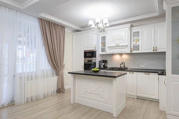 White mewah modern dapur dengan pulau — Stok Foto