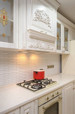 Lüks modern beyaz ve bej mutfak iç mimarisi.