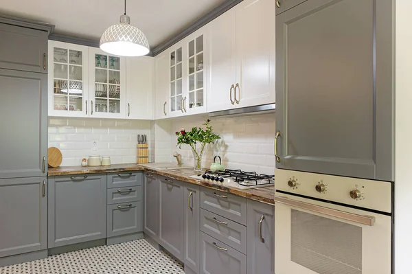 Moderno interior de cocina de madera gris y blanca — Foto de Stock