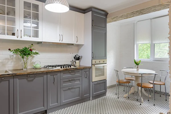 Nowoczesne szare i białe drewniane wnętrze kuchni — Zdjęcie stockowe