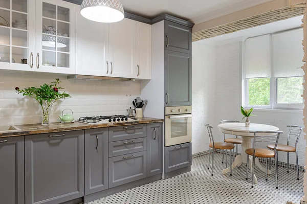 Moderno grigio e bianco interni cucina in legno — Foto Stock