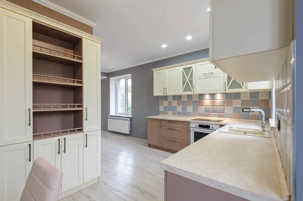 Luxusní moderní provence stylové šedé, růžové a smetanové kuchyně interiér — Stock fotografie