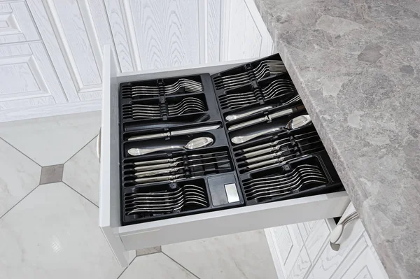 Schublade mit Silberbesteck in moderner weißer Küche — Stockfoto