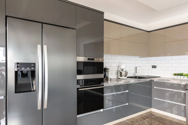 Luxusní moderní bílý, béžový a šedý kuchyňský interiér — Stock fotografie
