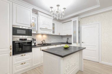 Adalı beyaz lüks modern mutfak