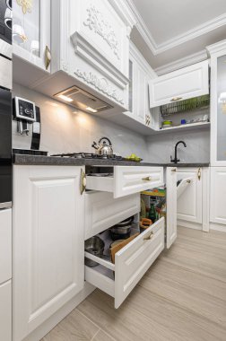 Adalı beyaz lüks modern mutfak